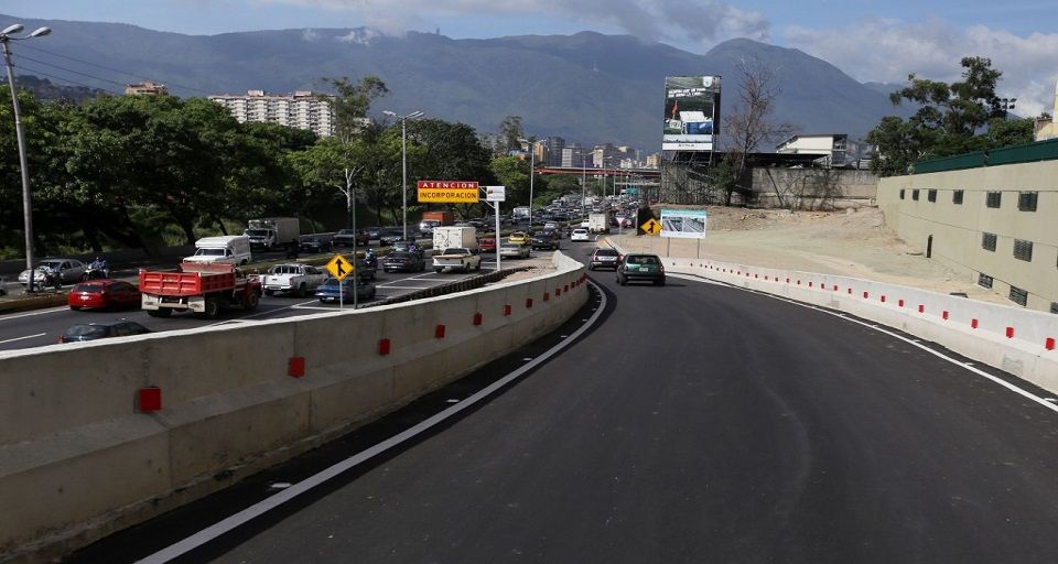 Asfalto autopista Panamericana Francisco de Miranda